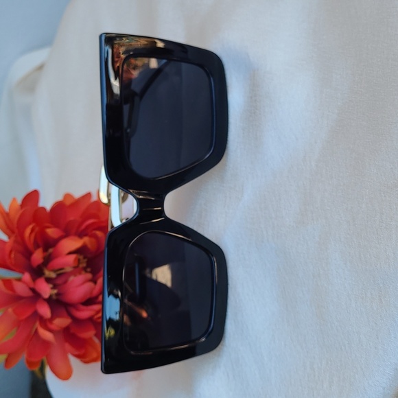 Square Sunglasses. Chain Temple UV Protection Sunglasses. Photos taken by me - Picture 7 of 11